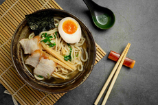 把經營麵攤當作高階主管面試考題，稻盛和夫在「夜間烏龍麵攤」看見經營的精髓