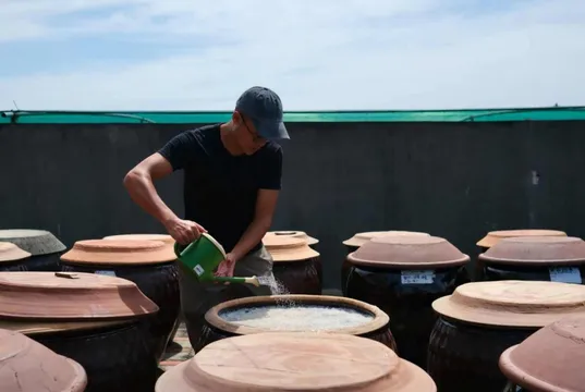 以自然農法黑豆製醬油、邀飲食專家品評風味——御鼎興：醬油也能成精品，發揚在地產業價值
