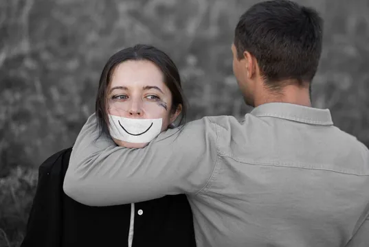 性別不正義是怎麼產生的？揭穿性別不平等的「父權執法」機制如何滲透我們的日常