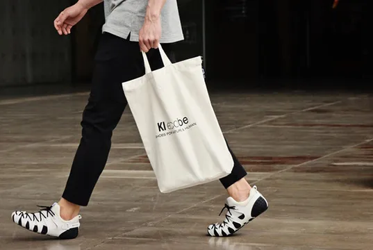 【社企流】這款「零黏著劑」的鞋子不僅拯救鞋廠工人健康，還讓顧客大玩拼拼樂