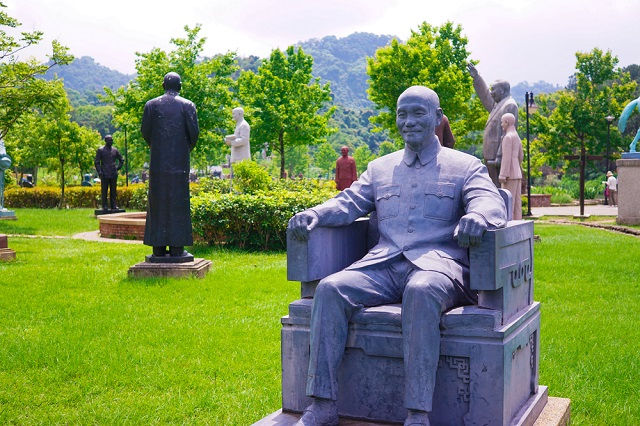 錯置的蔣中正：一座幽默的「後現代」雕塑公園