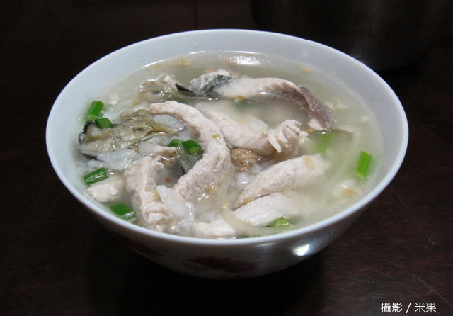 散步就能吃到的虱目魚粥就很美味