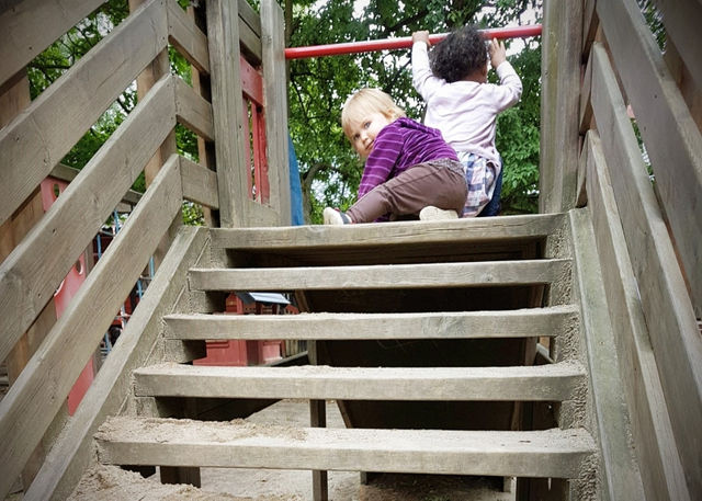 敢讓一歲寶寶自己爬上爬下的挪威幼兒園