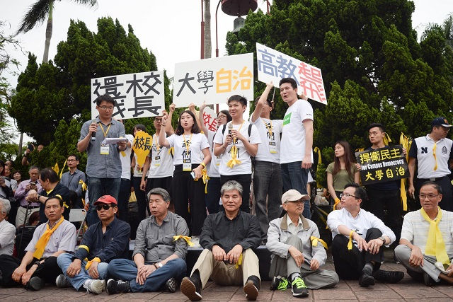 期待一位敢向政治力說NO的教長