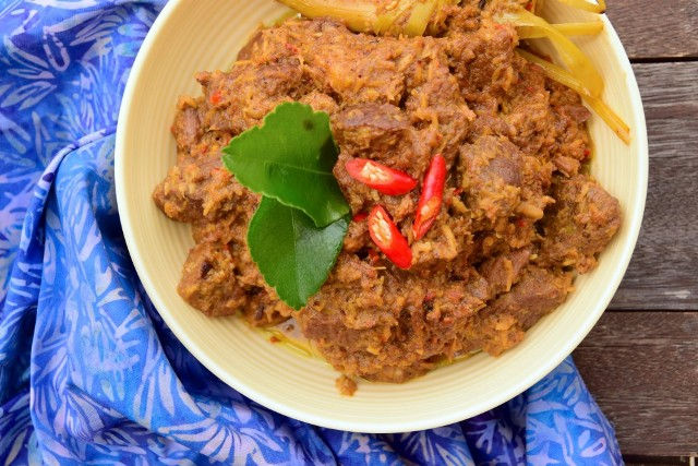 【印尼關鍵字】Rendang巴東牛肉：你吃下的這一口，是香料、歷史與文化