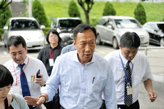 當馬雲、郭台銘鼓吹賣命工作賺大錢，我卻看見奴隸制從未消失……