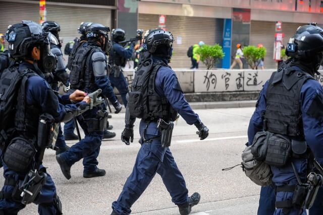 「警察只是依法行事」錯了嗎？