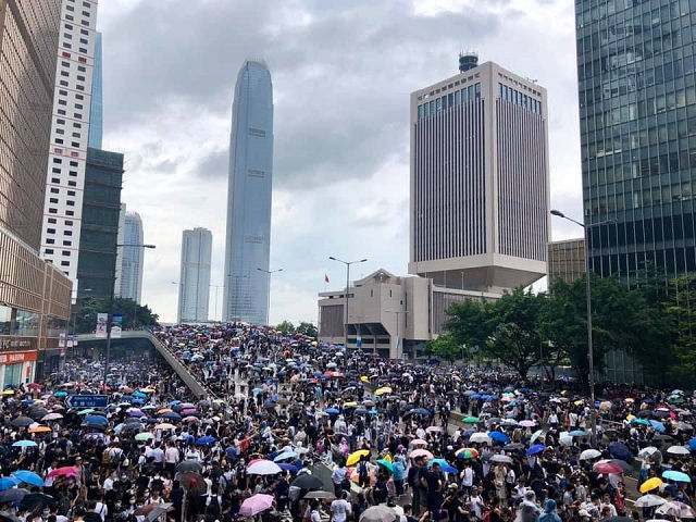 10個救火的少年：香港反修例運動中的恐懼與自由