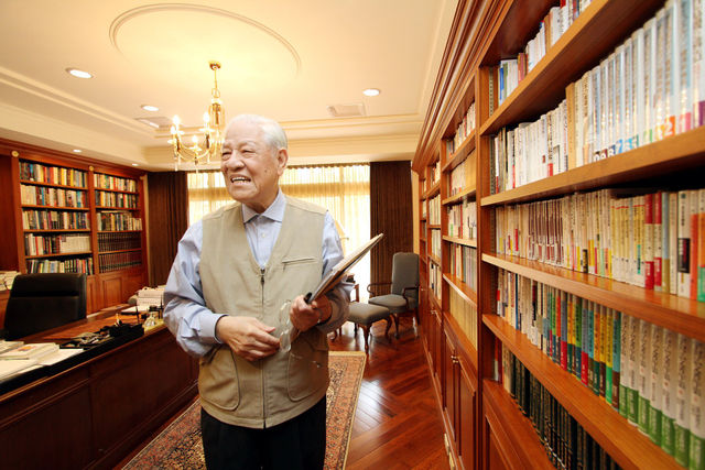 人家找李登輝談政治，我們卻走進他書房請他聊閱讀
