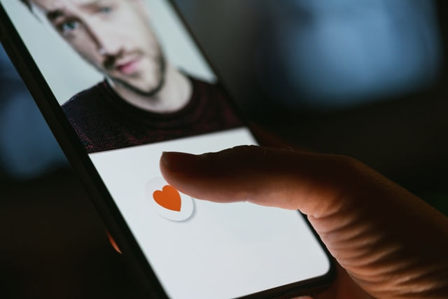 「左滑右喜歡」，你在 Tinder 上遇到的是良緣，還是性侵夢魘？