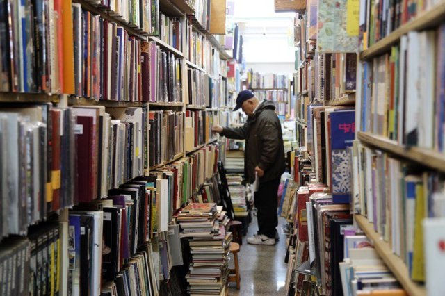 一杯飲料錢的終極之戰：電商66折之後，出版業與書店何去何從？