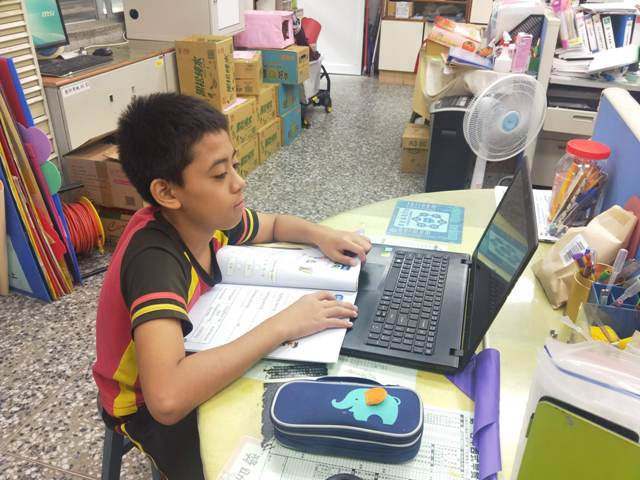 找不到母語老師？達瑪魯克實驗小學「遠距教學」解決師資匱乏