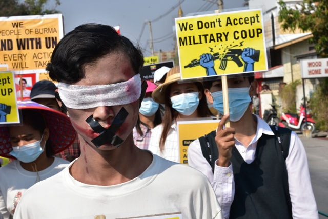 實施「網路宵禁」、封鎖社群媒體，軍政府如何將獨裁之手伸入緬甸網路？