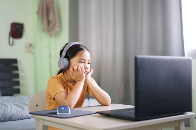 孩子停課在家，父母怎麼安頓焦慮？諮商心理師的四個建議