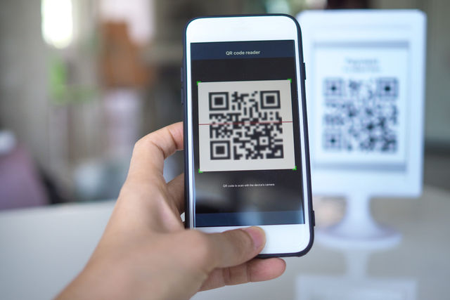 【投書】看不到防疫宣傳圖卡、不能掃實聯QR Code……疫情中視障者的困境