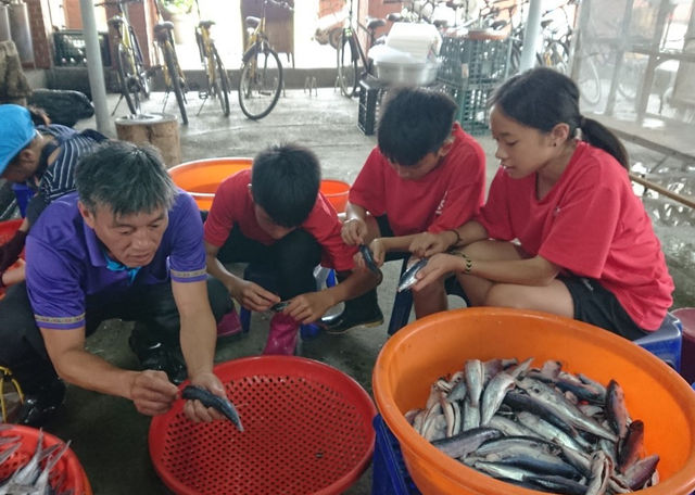 飛魚圓夢：和校長一起捲起袖子，原住民孩子「烤」出成長歷練