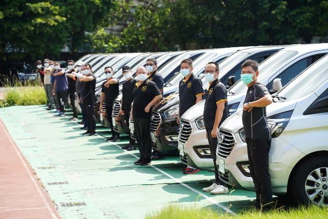 隱身車內的防疫英雄：協助確診後送的「抗疫微光」車隊
