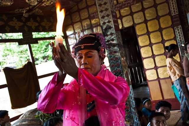 讀《神婆的歡喜生活》：陰陽模糊的緬甸神靈節，跨性別者在那裡成全了自己