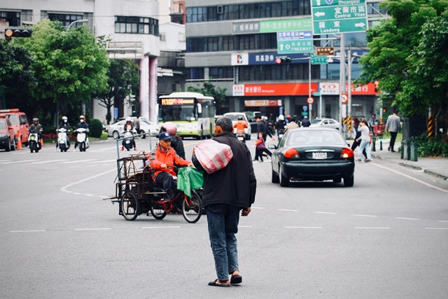 無家者的街頭生存法則：選擇腳踏實地工作，還是營造有用關係？