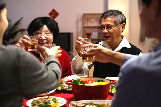 和父母、姻親過節前，先學會為你們的關係畫好界限