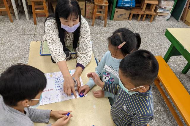 從代打教師到「客語谷歌大神」，她如何讓本土語言在地方教學生根發芽？