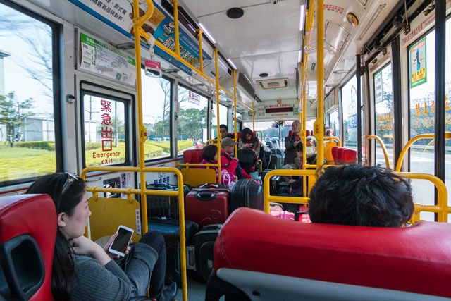 台南公車搭乘指南：公車停妥才起身、充分利用博愛座，還會互相提醒「車來了」！