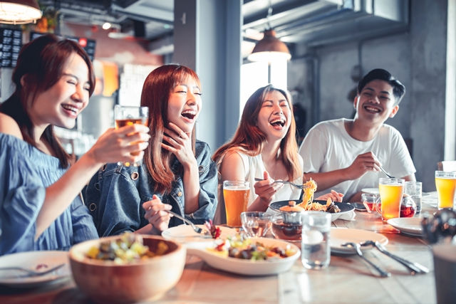 別再一個人吃飯了：當孤食現象越演越烈，人生需要酒肉朋友！