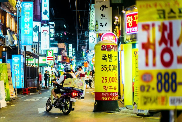 「外送員年薪上億韓圓？」記者辭職跑外送，揭露平台經濟的厭世勞動