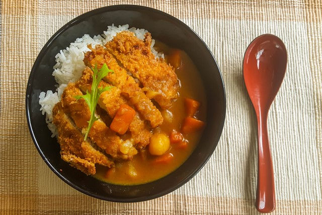 咖哩飯：熱騰騰香料的撫慰