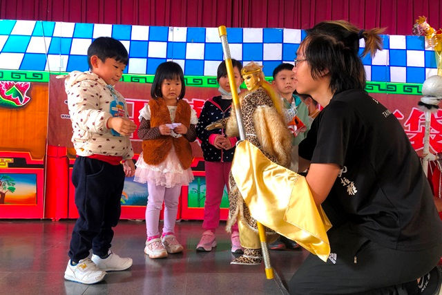 從幼兒開始的沉浸式台語教育，用母語「跋」（pua̍h）在地的感情