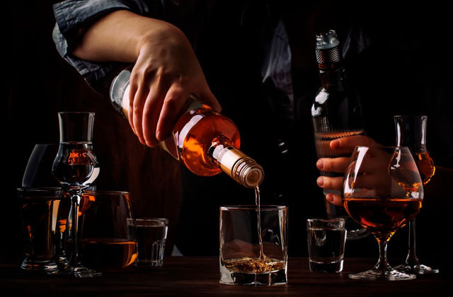 生命之水還是死亡之水？中世紀歐洲神秘的蒸餾烈酒