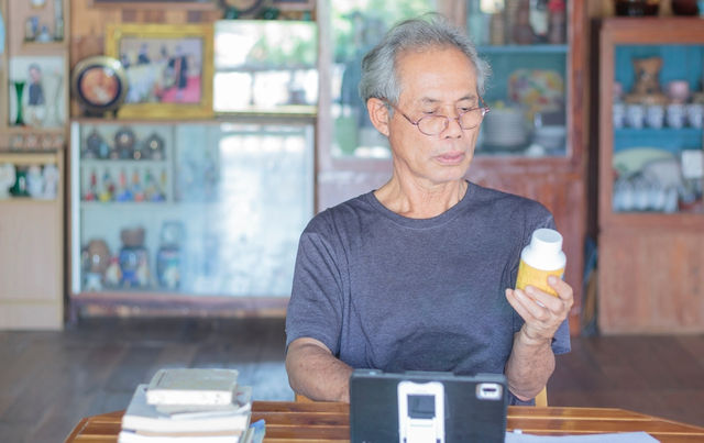 家裡長輩不願就醫吃藥，該怎麼辦？