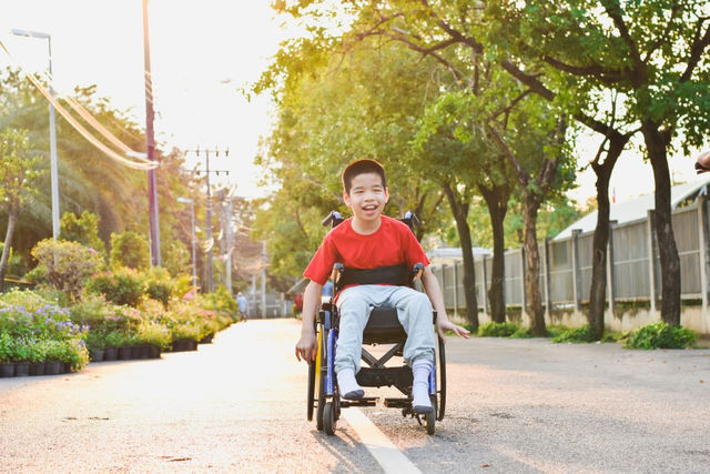 打造一個適合所有人的社會，而不是要求特殊族群「適應環境」