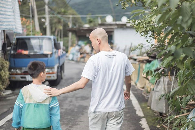 接住「逆境兒少」的手！文國士：讓孩子好好長大，其實需要運氣