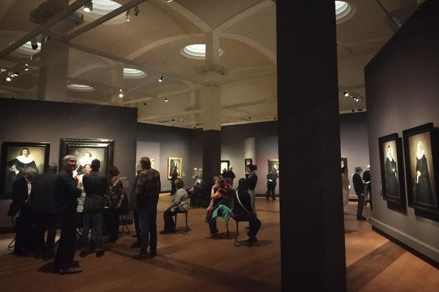 柏林哈爾斯世紀大展的微笑力量（一）：隔了150年再聚的畫像，與會說話的服裝細節