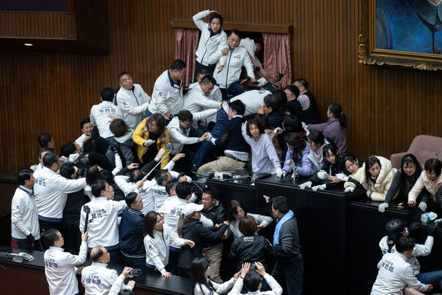 三法修惡、癱瘓憲政：國會之亂背後的統戰陰影，民主正在懸崖邊
