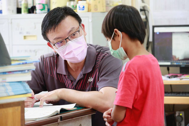 偏鄉孩子的售後服務：教師用20年的陪伴，許下終生的「保固承諾」