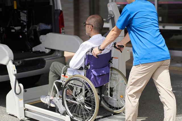 只能送人去醫院的長照交通車：我們對高齡照護的想像，不該只有醫療