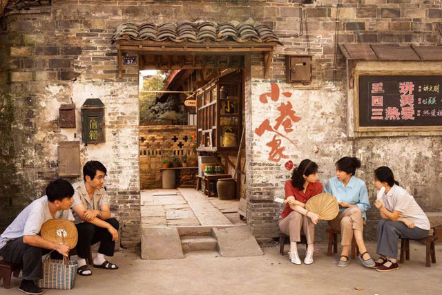 比起《苦盡柑來》，《小巷人家》更是時代洪流中最熟悉的煙火人間