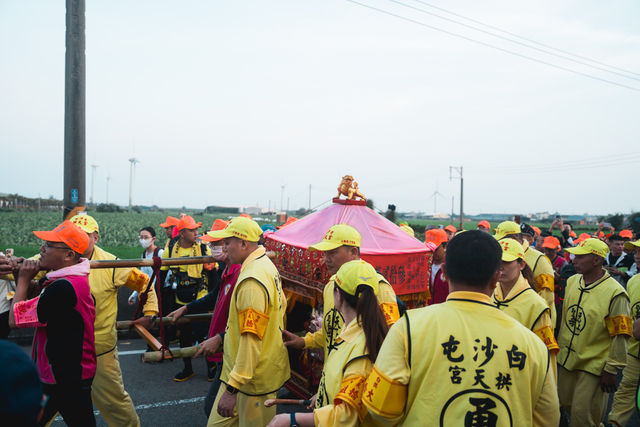 台灣的朝聖之路：凌晨3點半的粉紅超跑，跟著32萬人一起從白沙屯奔跑！