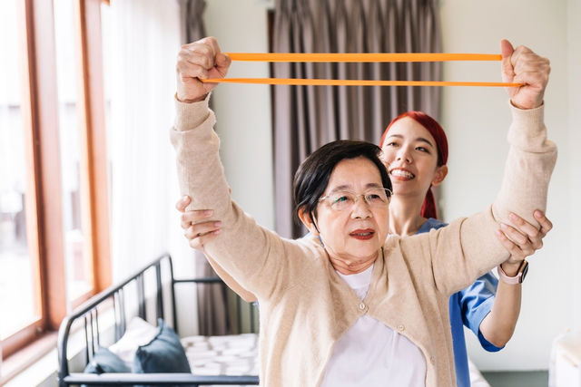 台灣讓外籍看護24小時住家多年，為何日本才剛起步？不同的照護想像與風險容忍