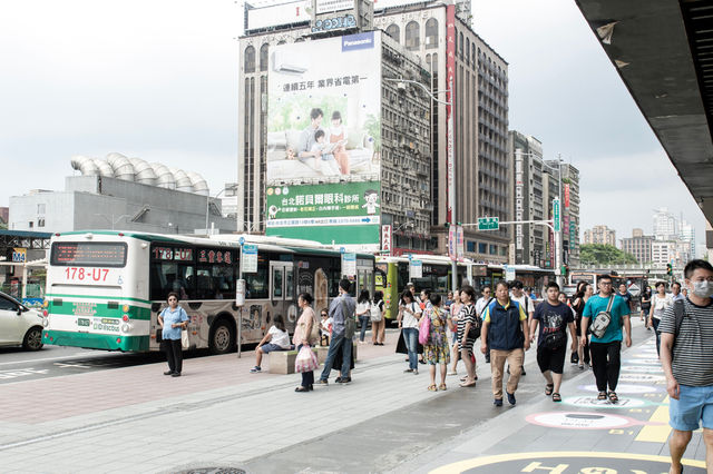 從玻璃街景到地下空間：如果飛彈、無人機襲來，抓著避難包跑得掉嗎？