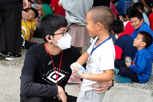 他們前進偏鄉「遠得要命王國」，只為看見孩子的笑容