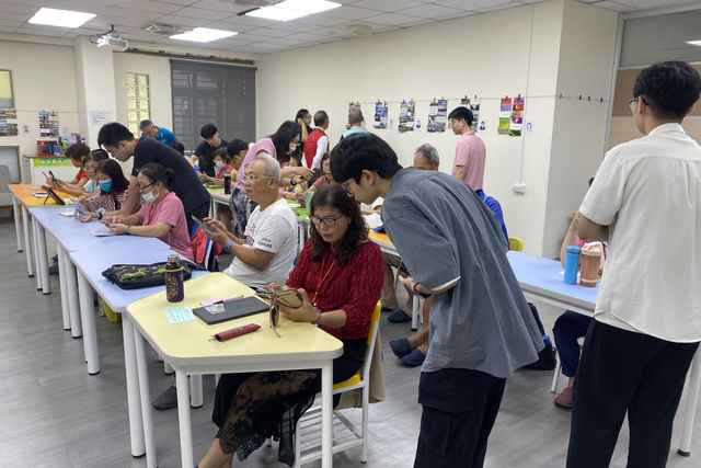 來「樂齡客廳」教阿公阿嬤用手機！準工程師的社會服務，讓科技重新回到人性