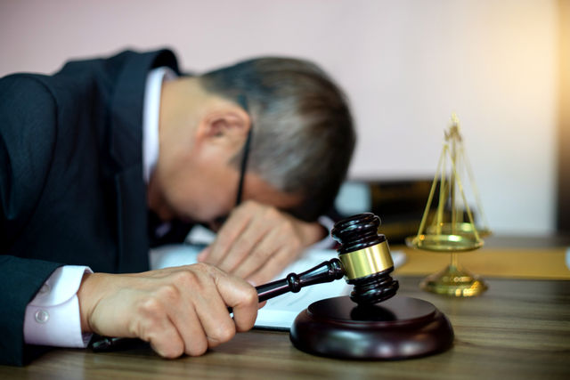 一人法庭上線中！書記官大逃亡、值班時薪只有100元……血汗司法何時能見到破曉時分