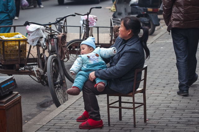 「每個女人都可能成為鐵鍊女」：1.16 生育率背後，集體不安正重塑中國女性的未來