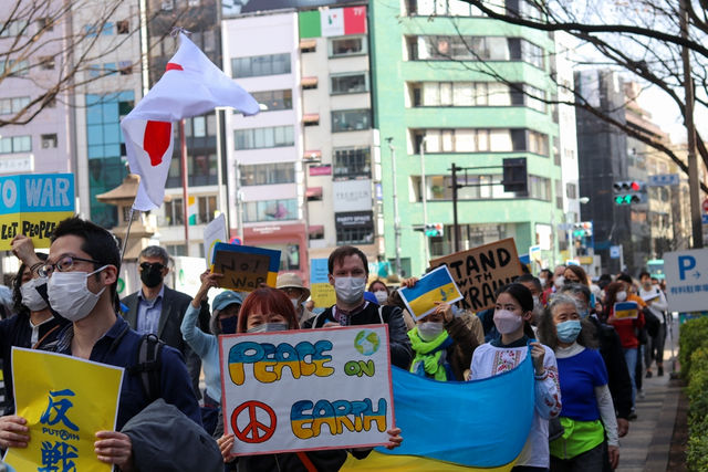 相隔 60 年，一度「政治冷感」的日本青年為何重新走上街頭？