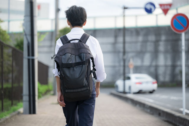 【投書】遲到曠課、服儀不整、作業不交，都不能再記警告？青少年的生活常規，家庭不能缺席