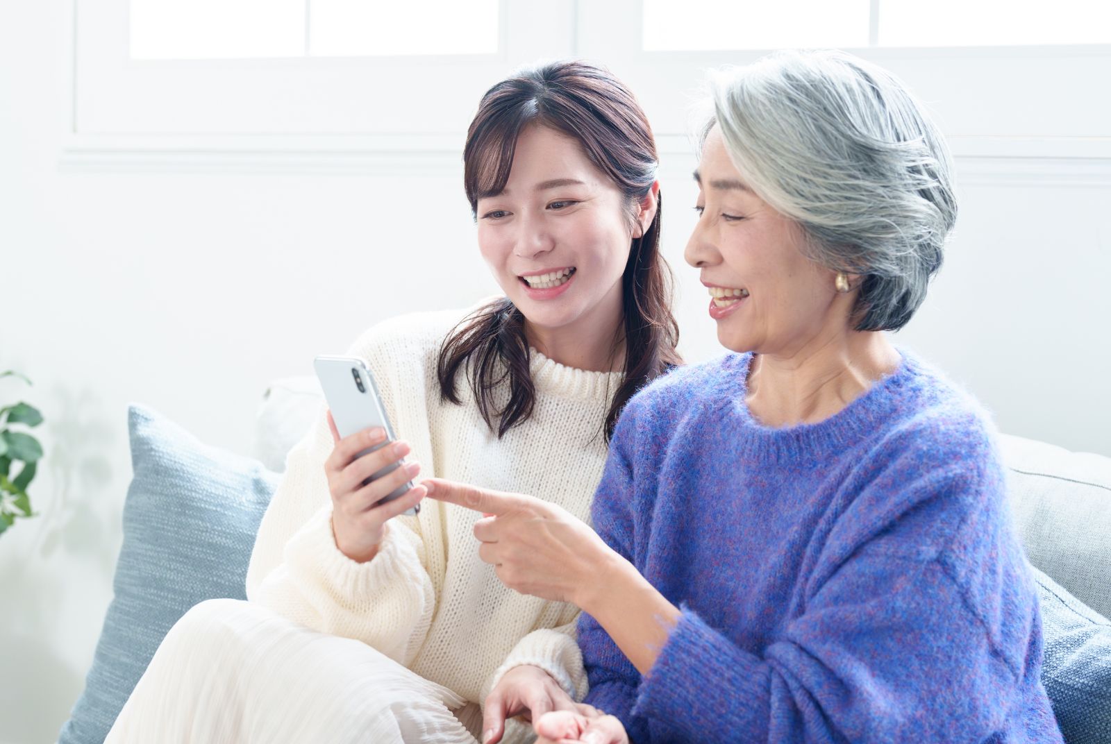 熟年行動專欄｜爸媽為何寧可信 AI 假影片也不聽孩子勸？看懂高齡焦慮，別急著說「這假的」