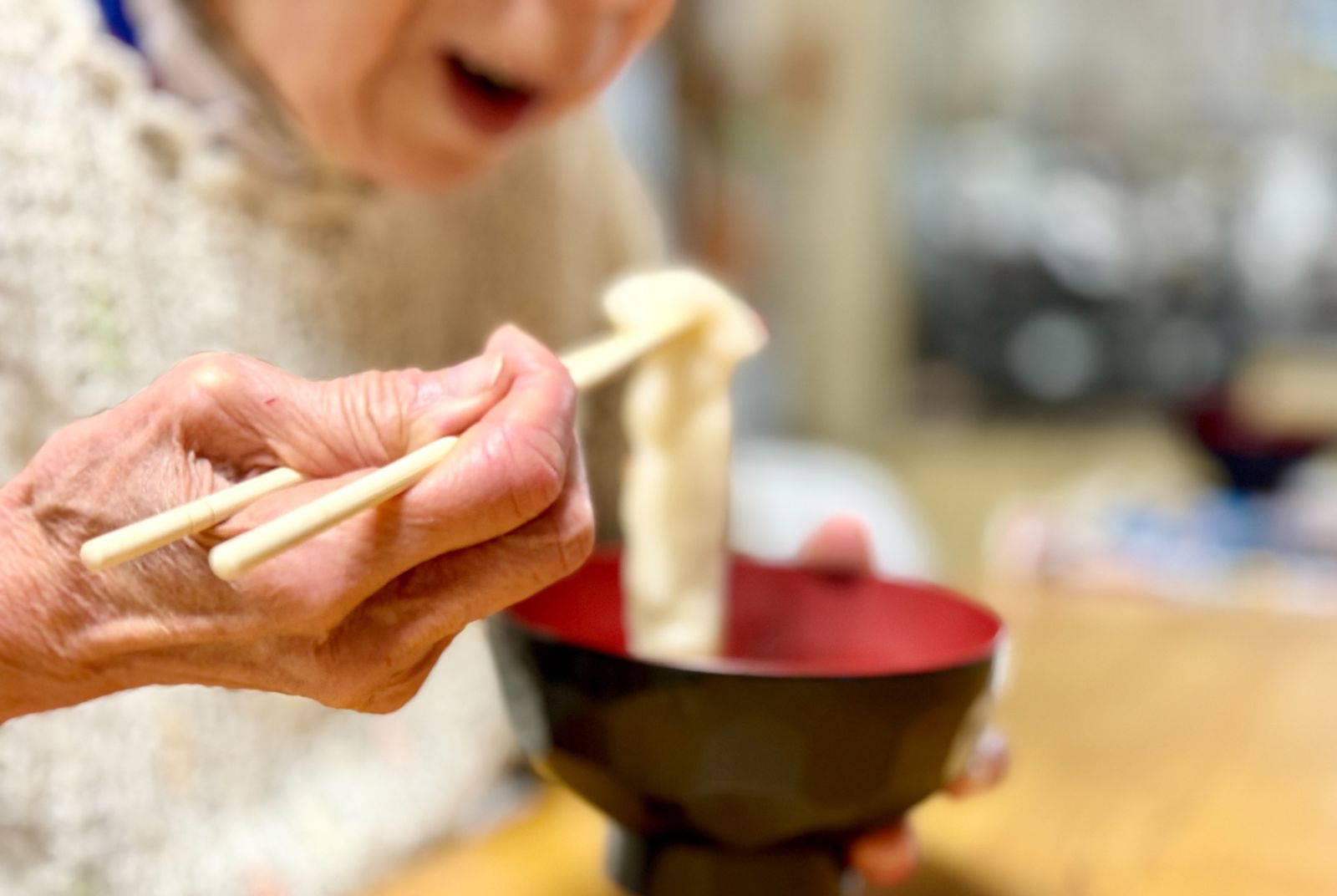阿媽被「斷食善終」一週後身體反彈？醫師釐清最大誤解：不吃不喝不等於善終